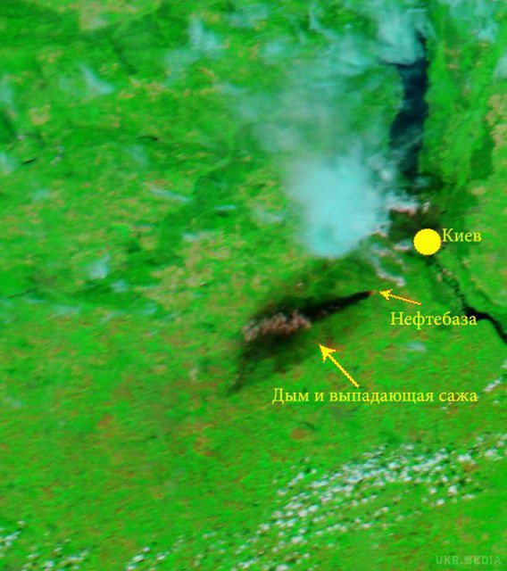 Київ в диму васильківської пожежі, (фото NASA). Масштаби пожежі на нафтобазі під Києвом можна оцінити по супутниковим фотографіям.