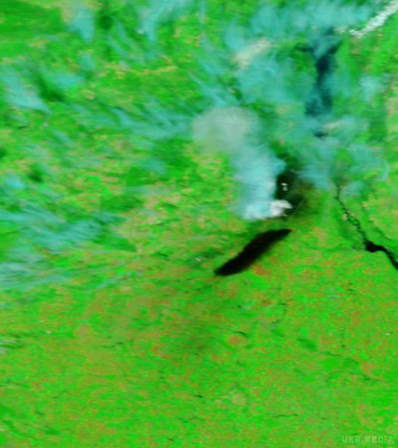 Київ в диму васильківської пожежі, (фото NASA). Масштаби пожежі на нафтобазі під Києвом можна оцінити по супутниковим фотографіям.