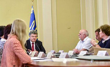  Перед комісією з помилування Порошенко поставив завдання. Петро Порошенко заявив про відповідальність членів комісії, яка покладається на них державою, щоб не помилитися при прийняття рішень