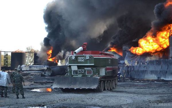  Про ситуацію на палаючій нафтобазі під Києвом доповіли рятувальники.  У ліквідації пожежі задіяні 303 рятувальника та  45 одиниць техніки