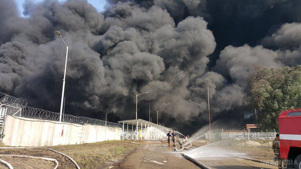 Стало відомо, що вберегло Вінницю від димової хмари з Василькова. Заява Гідрометеоцентру ввечері 10 червня про те, що димова хмара від нафтобази під Васильковим рухається у бік Вінниці, призвело до певної паніки серед городян. 