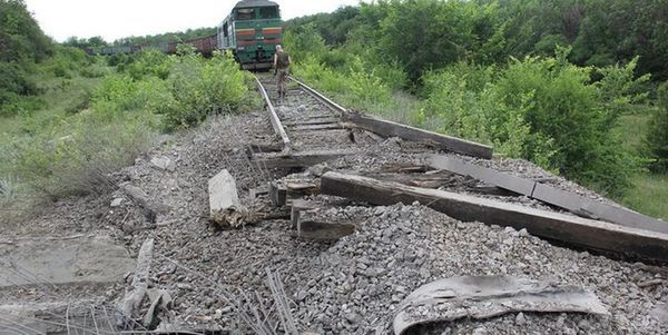 На Луганщині підірваний залізничний шляхопровід (фото). Близько 02:00 ночі за кілька кілометрів від лінії розмежування на контрольованій Україною території Луганщини бойовики підірвали шляхопровід.