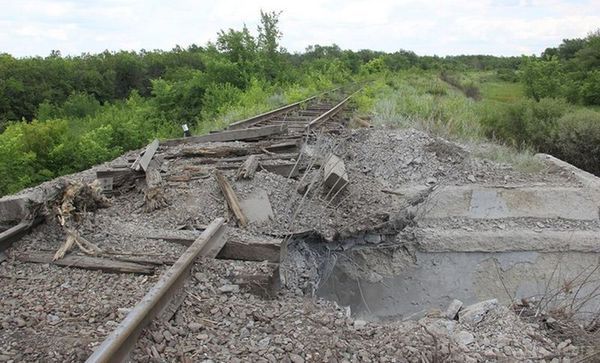 На Луганщині підірваний залізничний шляхопровід (фото). Близько 02:00 ночі за кілька кілометрів від лінії розмежування на контрольованій Україною території Луганщини бойовики підірвали шляхопровід.