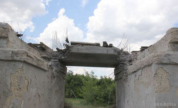 На Луганщині підірваний залізничний шляхопровід (фото). Близько 02:00 ночі за кілька кілометрів від лінії розмежування на контрольованій Україною території Луганщини бойовики підірвали шляхопровід.