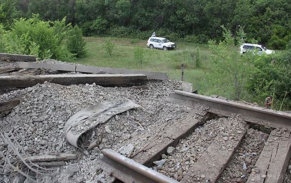 На Луганщині підірваний залізничний шляхопровід (фото). Близько 02:00 ночі за кілька кілометрів від лінії розмежування на контрольованій Україною території Луганщини бойовики підірвали шляхопровід.