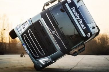 Вантажний Volvo поїхав на двох колесах заради дівчини (відео). Трюк водієві вдався з другої спроби, коли він травмував руку