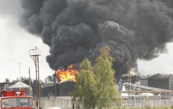 В інтернеті з'явилося відео нової пожежі на нафтобазі під Києвом. Пожежа на нафтобазі триває