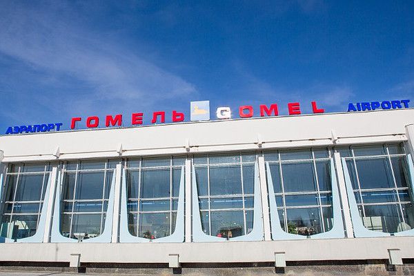 Начальник САБ замінував аеропорт Гомель. Мабуть, 47-річному начальнику САБ (служби авіаційної безпеки) білоруського аеропорту Гомель вночі на робочому місці було дуже нудно, коли йому в голову прийшла ідея влаштувати раптову перевірку своїм колегам. 