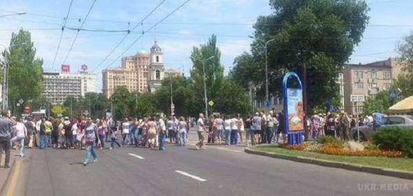 "Припиніть війну!", "Підіть всі!" У центрі Донецька півтисячі людей вийшли на мітинг (відео). У центрі Донецька, напроти будівлі "уряду ДНР", триває стихійний мітинг, який розпочався ще в 11 годин ранку.