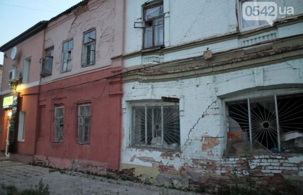  Суми. Потужний вибух стався в офісі "Свободи", міліція відкидає версію про теракт (фоторепортаж). Від ударної хвилі в будинку навпроти розбилися вікна, а частина меблів, яка перебувала в офісі, виявилася викинутою на вулиці.