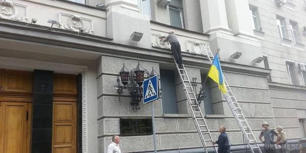 Харків "зачищають" від радянської символіки. У Харкові стартувала декомунізація— в місті активно прибирають комуністичні символи.
