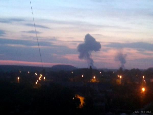  Донецьк вдруге за день здригнувся від потужного вибуху (фото). За повідомленнями очевидців, над північною частиною міста піднімається велика грибоподібна хмара