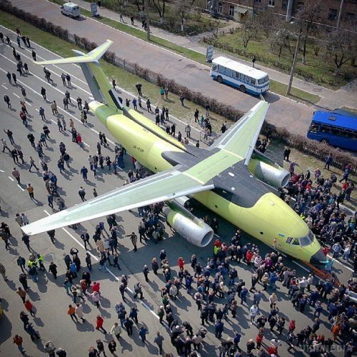 Український літак Ан-178 викликав фурор на авіасалоні в Ле Бурже. Новий транспортний літак Ан-178, який вперше представлено у рамках 51-го Міжнародного авіакосмічного салону «Ле Бурже-2015», викликав велику зацікавленість.