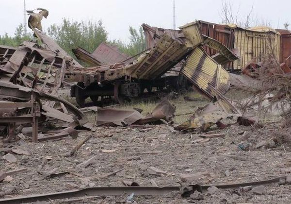 Хімзавод в Донецьку.   Величезна 20-метрова воронка утворилася на місці вибуху (фото). Черговий вибух на хімзаводі сколихнув усе місто.