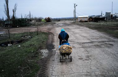 Життя селян окупованого Донбасу: тотальне зубожіння, розграбовані підприємства і викрадення людей (відео). Мирні жителі перебиваються випадковими заробітками і бояться виходити на вулицю