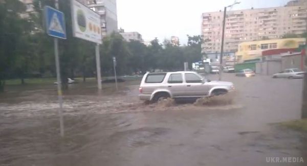 Потоп у Харкові: за годину в місті випала двотижнева норма опадів (фото,відео). Проливні дощі призвели до затоплення в декількох точках міста