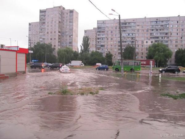 Потоп у Харкові: за годину в місті випала двотижнева норма опадів (фото,відео). Проливні дощі призвели до затоплення в декількох точках міста