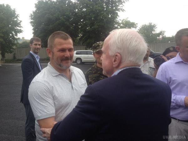 Сенатор Джоне Маккейн приїхав у Дніпропетровськ (фото). «Маккейн відвідав розташування команди розвідки одного з добровольчих батальйонів».