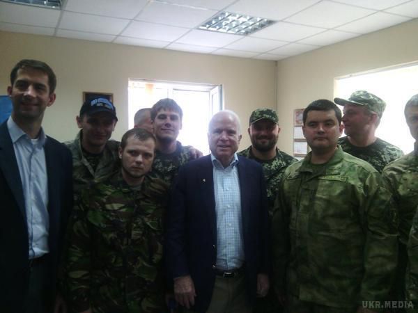 Сенатор Джоне Маккейн приїхав у Дніпропетровськ (фото). «Маккейн відвідав розташування команди розвідки одного з добровольчих батальйонів».