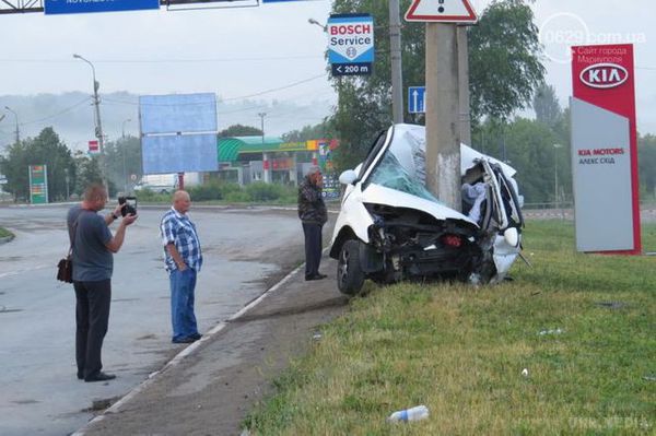 У Маріуполі стовп "розрізав" машину з хлопцем (фото). ДАІ з'ясовує всі причини аварії