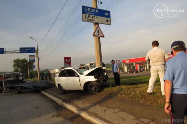 У Маріуполі стовп "розрізав" машину з хлопцем (фото). ДАІ з'ясовує всі причини аварії