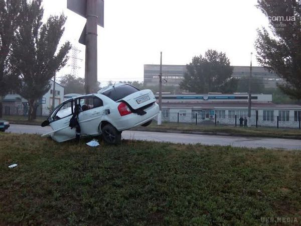 У Маріуполі стовп "розрізав" машину з хлопцем (фото). ДАІ з'ясовує всі причини аварії