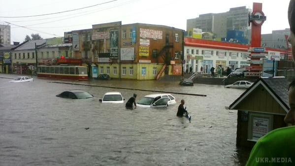  Після сильної зливи затопило Курськ (фото). Російське місто Курськ затопило після сильної зливи: машини йшли під воду по дах.