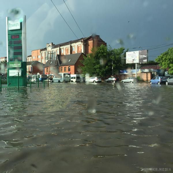  Після сильної зливи затопило Курськ (фото). Російське місто Курськ затопило після сильної зливи: машини йшли під воду по дах.
