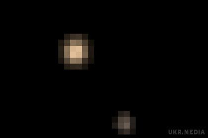 NASA оприлюднило перші кольорові зображення Плутона і його супутника. Головний дослідник проекту Алан Штерн (Alan Stern) назвав спостереження за Плутоном і Хароном захоплюючим
