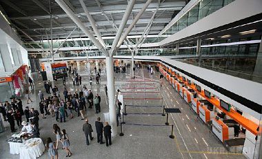  Міжнародний аеропорт Варшави  атакували хакери . Через атаки скасовано 10 міжнародних і внутрішніх рейсів