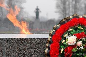 22 червня – день пам'яті і скорботи. 22 червня 1941 року фашистська Німеччина без оголошення війни напала на Радянський Союз. В Україні відзначається як День скорботи і вшанування пам'яті жертв війни.
