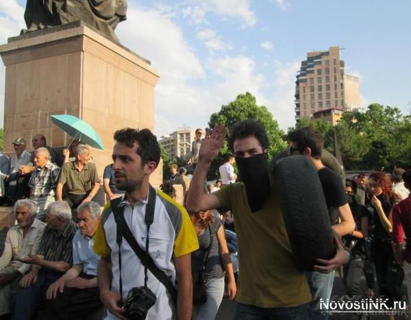Протести в Єревані: активісти блокують резиденцію президента. Активісти виступають проти підвищення тарифів на електроенергію. 