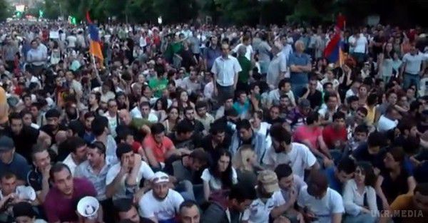Протести в Єревані: активісти блокують резиденцію президента. Активісти виступають проти підвищення тарифів на електроенергію. 