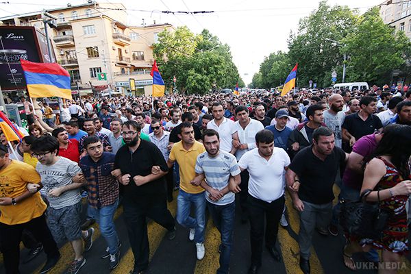 У Єревані натовп рветься до палацу президента. "Електричний бунт" в Єревані набирає обертів – після вчорашніх демонстрацій люди знову зібралися на багатотисячний мітинг. Народ вимагає не підвищувати тарифи на електроенергію, і закликає вийти до народу президента країни.