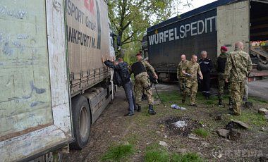  8 фур з продуктами для бойовиків затримано у Станиці Луганській . Затримані бійці одного з добровольчих батальйонів, які супроводжували вантажівки з продуктами і алкоголем