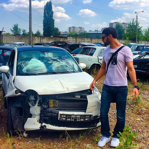 У Віталія Козловського викрали  і розбили вщент  машину. Співак Віталій Козловський поділився з шанувальниками неприємною новиною - невідомі викрали автомобіль артиста. 