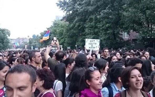 Росія назвала свої інтереси у вірменських протестах. Учасники мітингу дали красномовну оцінку роботі ЗМІ РФ