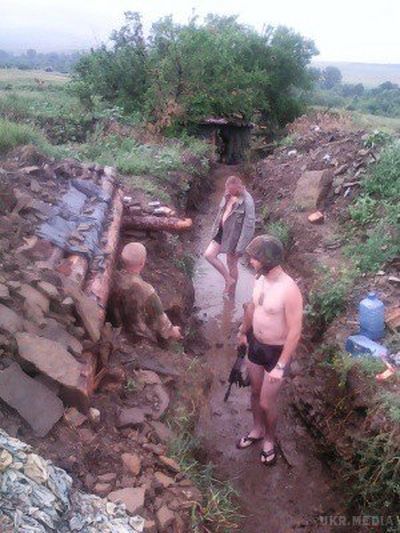 Бійці АТО влаштували купання в затоплених зливою окопах. (фото). Бійці АТО скупалися в затоплених зливою окопах