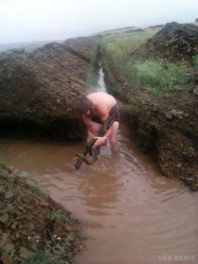 Бійці АТО влаштували купання в затоплених зливою окопах. (фото). Бійці АТО скупалися в затоплених зливою окопах