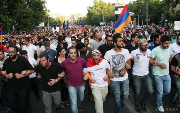 ''Електромайдан'' у Вірменії: активісти йшли навіть з маленькими дітьми. Протягом дня з кожною годиною більшала кількість людей у центрі Єревану.