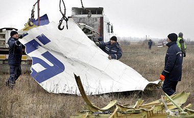 Проти створення міжнародного трибуналу по справі MH17 виступає Москва. Представник російського МЗС назвав ідею створення міжнародного суду для притягнення винних у теракті "несвоєчасною і контрпродуктивною"