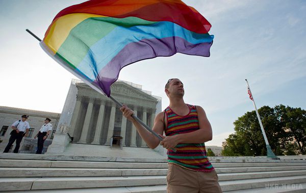 У США Верховний суд легалізував одностатеві шлюби у всіх штатах країни. Одностатеві пари мають конституційне право на укладення шлюбу в будь-якому штаті США, оголосив Верховний суд країни в п'ятницю.