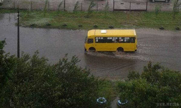 Злива підтопила Черкаси: фото наслідків стихії. У Черкасах із-за сильної зливи підтопило ряд вулиць. 