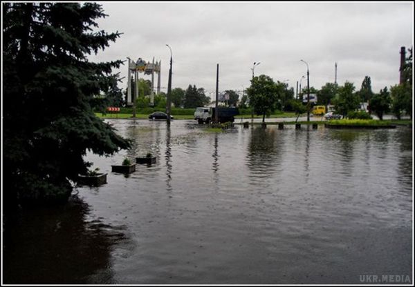 Злива підтопила Черкаси: фото наслідків стихії. У Черкасах із-за сильної зливи підтопило ряд вулиць. 
