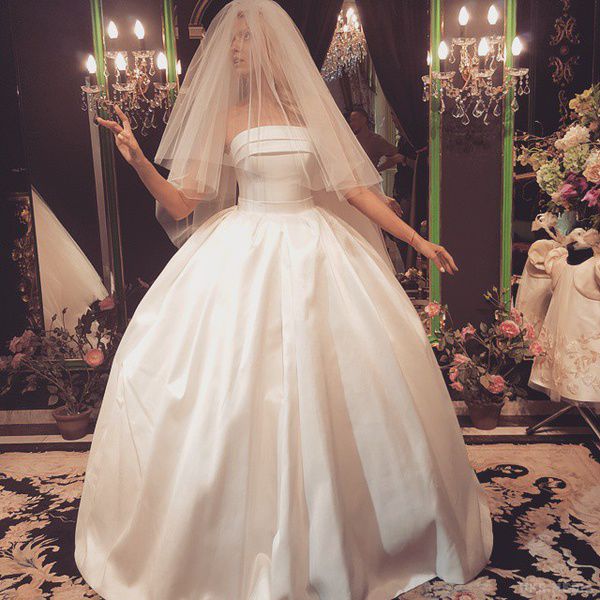 Помпезну весільну сукню приміряла Оля Полякова (фото). Артистка заінтригувала своїх шанувальників