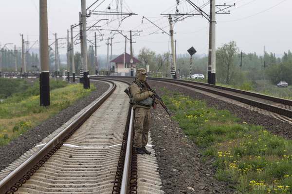 Під Донецьком бойовики «Гіві» і «Мотороли» ріжуть рейки на металобрухт. У захопленому селищі Спартак Донецької області бойовики «ДНР» банд «Мотороли» і «Гіві» демонтують залізничне полотно, кабелі та інші металеві конструкції. 