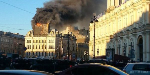  Масштабна пожежа сталася у центрі Санкт-Петербурга (фото, відео). В самому центрі Санкт-Петербурга на площі Повстання сталася масштабна пожежа.