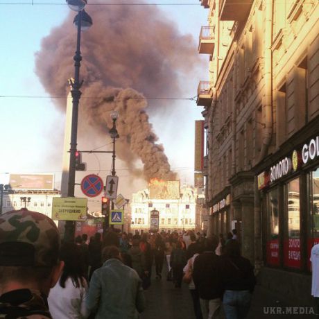  Масштабна пожежа сталася у центрі Санкт-Петербурга (фото, відео). В самому центрі Санкт-Петербурга на площі Повстання сталася масштабна пожежа.