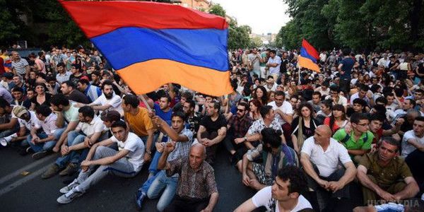 Поліція дала протестуючим в Єревані годину, щоб розійтися (відео). Начальник поліції Вірменії В. Гаспарян дав учасникам акції протесту проти подорожчання електроенергії в Єревані годину, щоб розійтися.