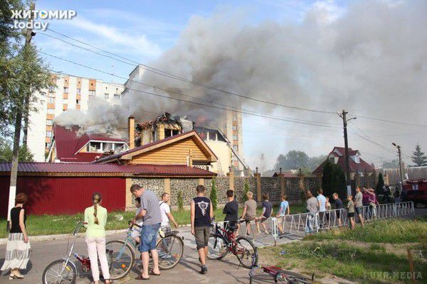 Подробиці пожежі розважальному центрі в Житомирі. Рятувальникам знадобилося більше п'яти годин, щоб ліквідувати пожежу